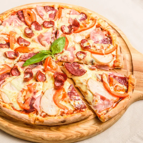 Pyszna włoska pizza na białym — Zdjęcie stockowe