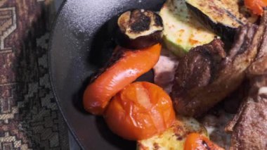 Izgara sosis ve ızgara bir tabakta sebze