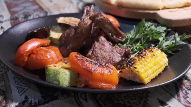 Grilované Uzenky, salámy a zelenina na grilu deska — Stock video