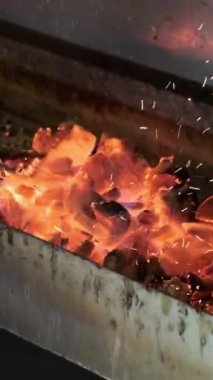 Poker müdahale ile Barbekü dikey video için Mangal kömürleri