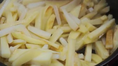 patates kızartma tavada kızarmış.