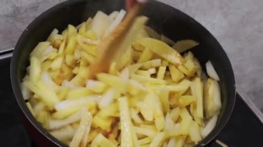 patates kızartma tavada kızarmış.