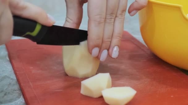 Primer plano de la mano con cuchillo de corte vegetal fresco . — Vídeos de Stock