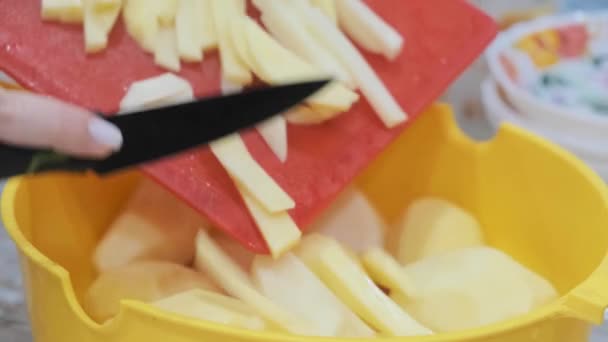 Gros plan de la main avec couteau coupant légumes frais . — Video