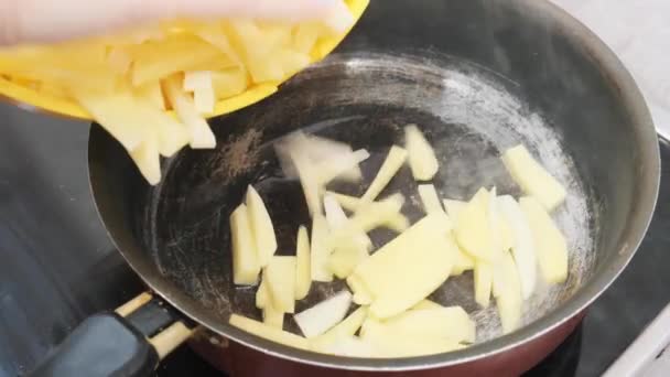 Las patatas se fríen en una sartén . — Vídeo de stock