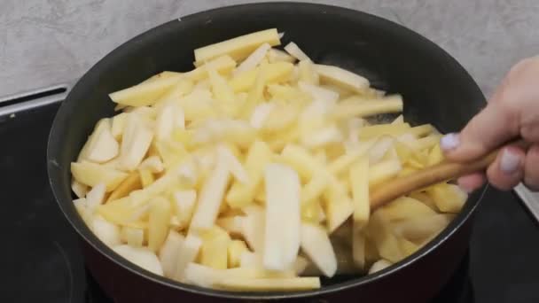 Картофель жарят на сковороде. . — стоковое видео