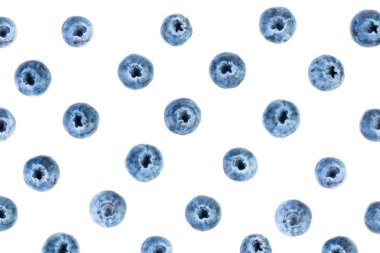 Yangın alev alevler içinde açık havada geceleri yanan gaz kükreyen bir modern şömine.