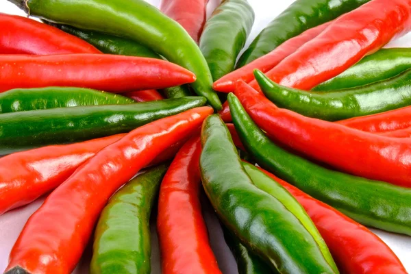 Primer plano de algunos chiles rojos y verdes mezclados —  Fotos de Stock