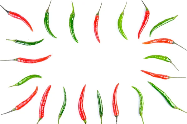 Zbliżenie niektórych czerwone i zielone chilli mieszane na białym tle — Zdjęcie stockowe