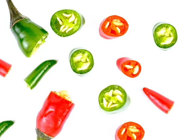 Makro, plátky červené a zelené hot chilli papričkami na bílém pozadí — Stock fotografie