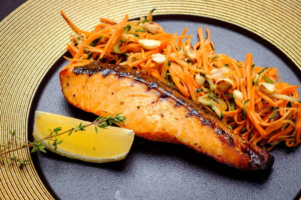 Un trozo de salmón al horno a la parrilla pimienta limón y sal en un plato marrón con verduras — Foto de Stock