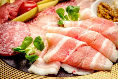 Parti tabağı, karışık tedavi et sosu ve turşu ile