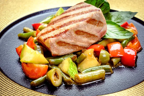 Carne jugosa con especias y verduras a la parrilla — Foto de Stock