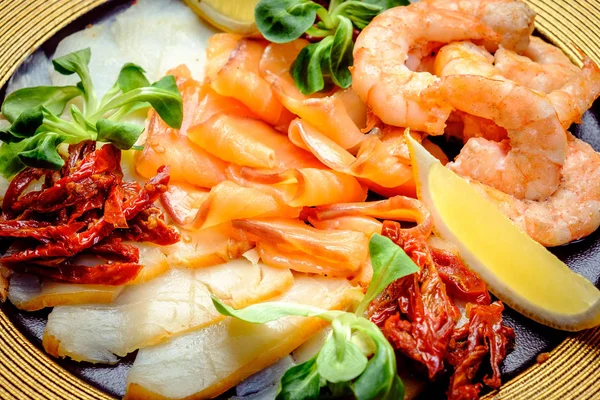 Camarones cocidos en plato con mariscos y tomates secos — Foto de Stock