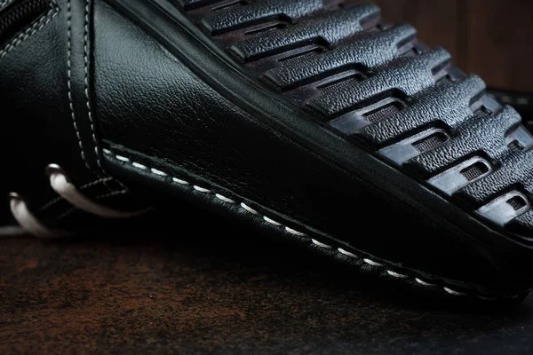 Черные роскошные мужские кожаные туфли ручной работы — стоковое фото