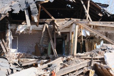 Rusya ilinde eski ev yıkıldı, yoksulluk