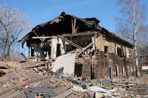 Distrutto vecchia casa in provincia di Russia, povertà — Foto Stock