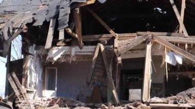Rusya ilinde eski ev yıkıldı, yoksulluk