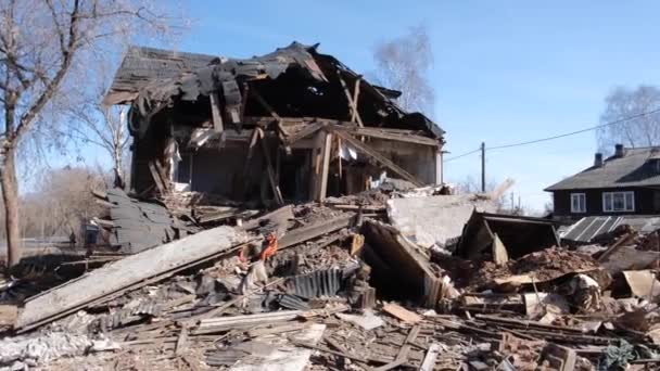 Zerstörtes altes Haus in der russischen Provinz, Armut — Stockvideo