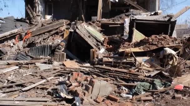 Zerstörtes altes Haus in der russischen Provinz, Armut — Stockvideo
