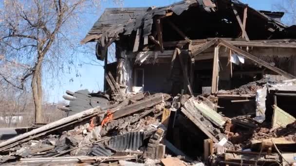 Vernietigd oud huis in de provincie van Rusland, armoede — Stockvideo
