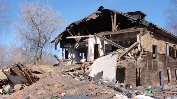 Casa antigua destruida en la provincia de Rusia, pobreza — Vídeos de Stock