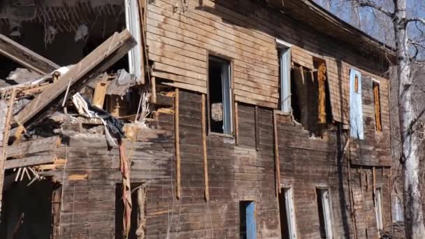 Разрушенный старый дом в провинции России, бедность — стоковое видео