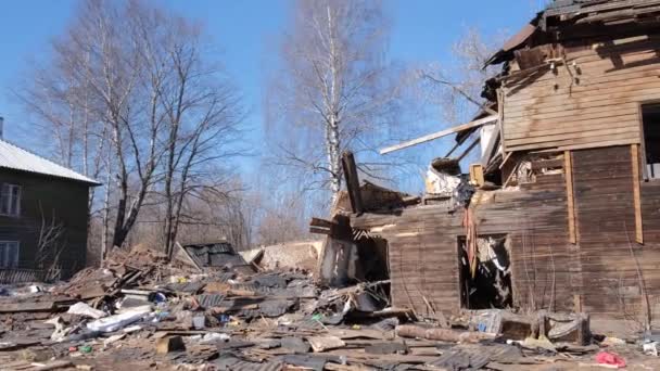 Destroyed old house in the province of Russia, poverty — Stock Video