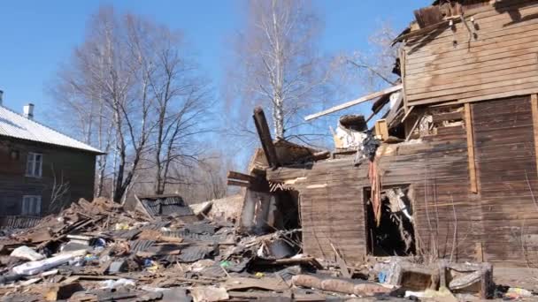 Destroyed old house in the province of Russia, poverty — Stock Video