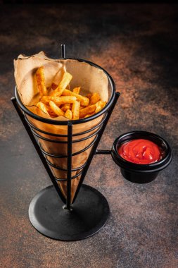 Bir kağıt torba soslar kızarmış patates. Üstten Görünüm.