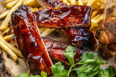 Patates kızartması ve acı biber ile parşömen üzerinde barbekü ızgara domuz kaburga.