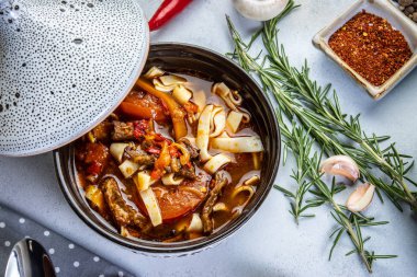 ahşap masa vintage tarzı taze sebze ile sığır köfte ile asya şehriye çorbası, sokak gıda, sıcak ve baharatlı şehriye çorbası, asya gıda. Yakın çekim.