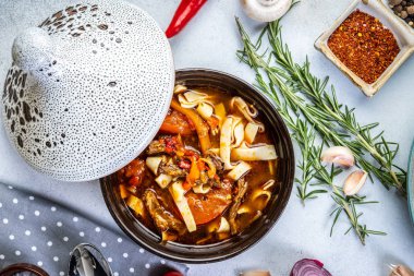 ahşap masa vintage tarzı taze sebze ile sığır köfte ile asya şehriye çorbası, sokak gıda, sıcak ve baharatlı şehriye çorbası, asya gıda. Yakın çekim.