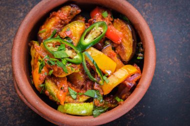 Demir bir tavada ızgara sebzeler, yukarıdan görüş.