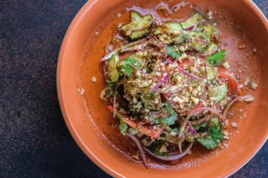 Ispanak, roka, kırmızı soğan ve plaka karanlık beton zemin üzerine nar ile sağlıklı salata. Kopya alanı