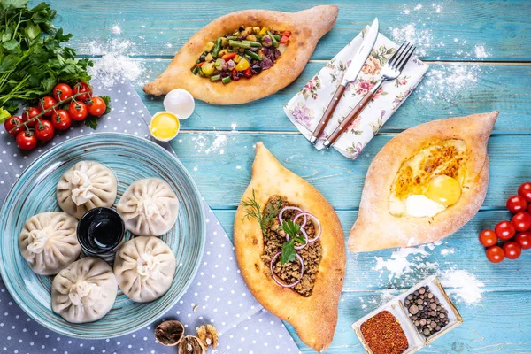 Comida de cocina georgiana desde khachapuri, khinkali, vista superior . — Foto de Stock