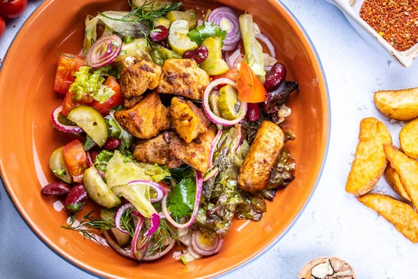 Salat mit gebratenem Fleisch und Gemüse Stockbild