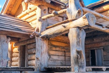 Ekolojik ahşap ev. Önünde çayır olan ahşap bir ev. Güzel modern ahşap ev.