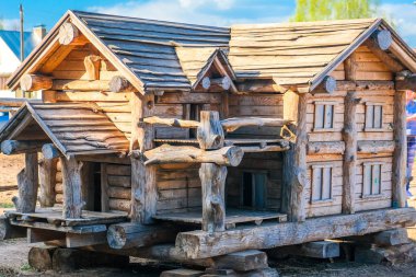 Ekolojik ahşap ev. Önünde çayır olan ahşap bir ev. Güzel modern ahşap ev.