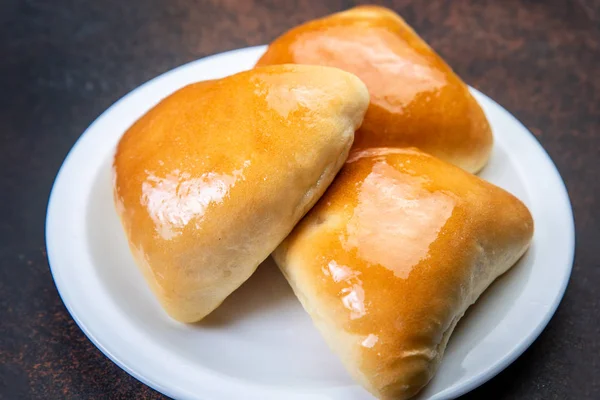 Surtido fresco exuberante bollos y pasteles — Foto de Stock