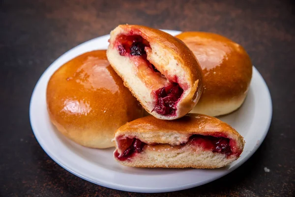 Surtido fresco exuberante bollos y pasteles — Foto de Stock