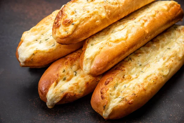 Ahşap bir masa üzerinde taze Fransız baget ekmek çeşitleri — Stok fotoğraf