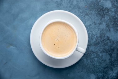 mavi pastel renk arka plan üzerinde siyah kahve. Üst te. Düz döşeme stili