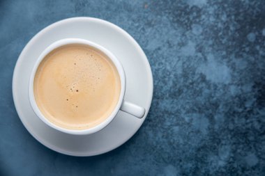 mavi pastel renk arka plan üzerinde siyah kahve. Üst te. Düz döşeme stili