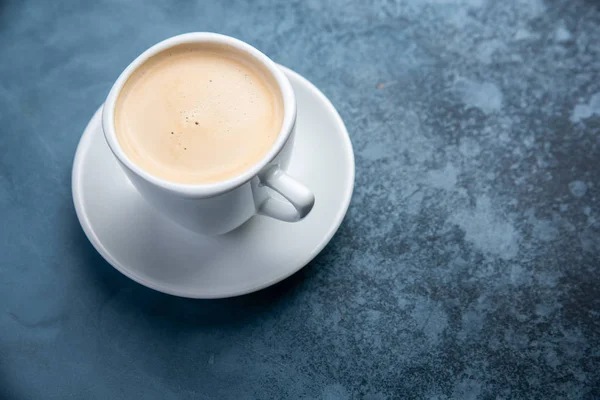 Schwarzer Kaffee auf blauem Pastell Hintergrund. Ansicht von oben. flache Verlegestile — Stockfoto