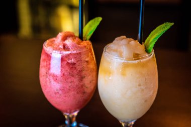 bar tezgahında iki kokteyl