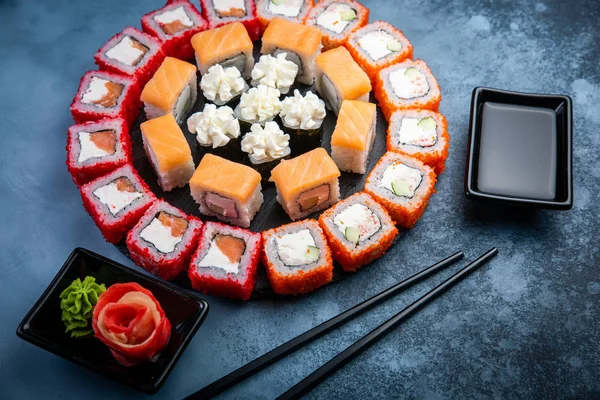 Rollos de sushi servidos en forma de círculo — Foto de Stock