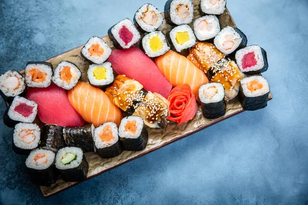 Gran conjunto de rollos de sushi de colores — Foto de Stock