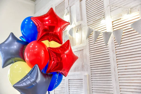 Bunte Luftballons mit fröhlichem Party-Hintergrund Stockbild