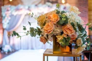 Düğün arch düğün töreni için. Rustik tarzda güzel düğün dekorasyonu